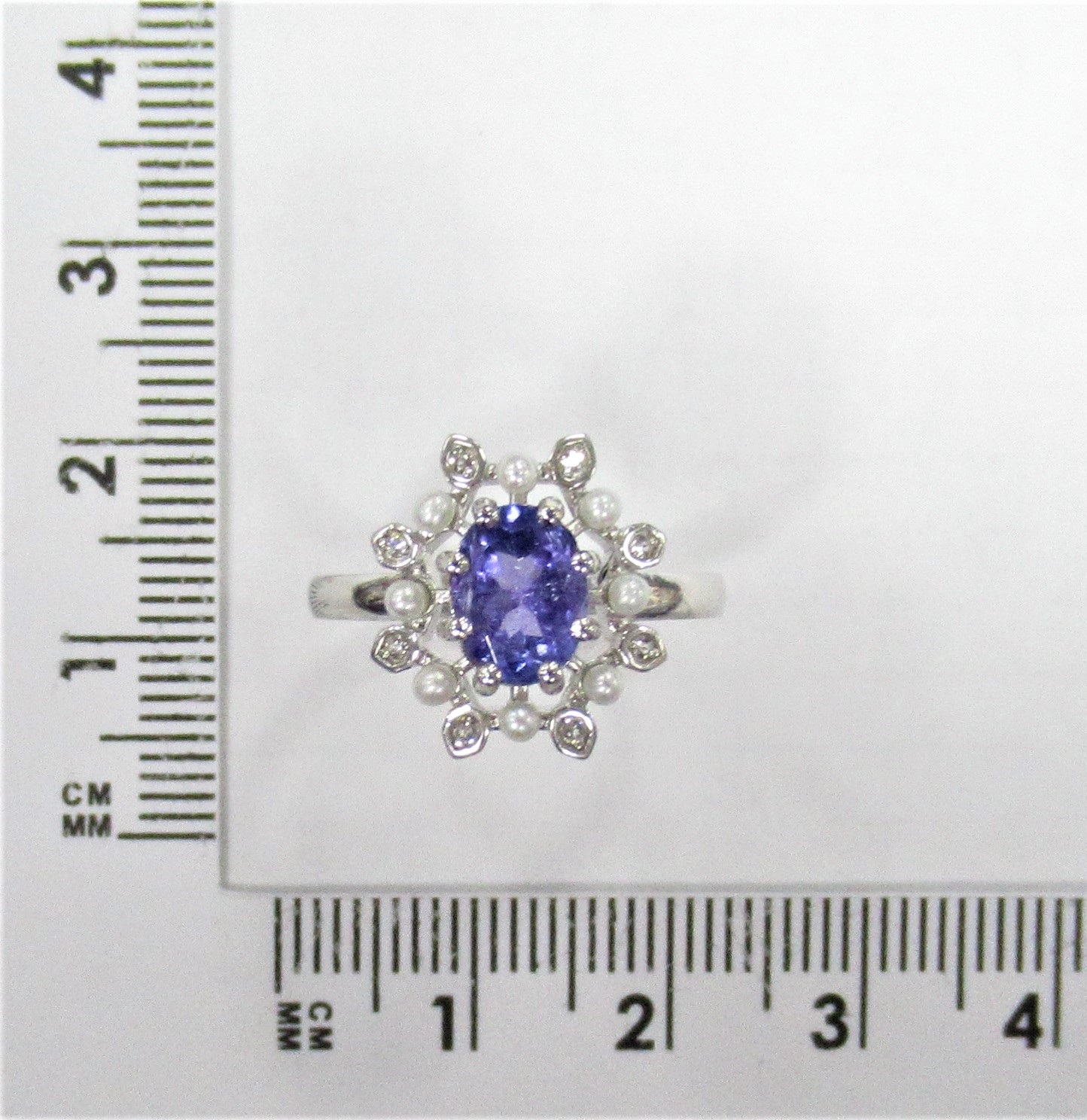Серебряное кольцо 925 пробы; вставки 1 Танзанит 1,49ct; 16 Топаз белый 0,36ct; 8 Жемчуг культ. белый